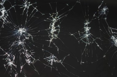 Cam yüzeyinde çatlaklar var. Üfleme, kaza, talihsizlik. Kötü önsezi, endişe, tehlike. Yukarıdan görüntüle.