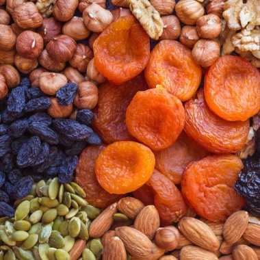 Vejetaryen mutfağı, fındık ve kuru meyve ürünleri. Dengeli diyet, özel diyet. Sıcak tonlar, üst görünüm.