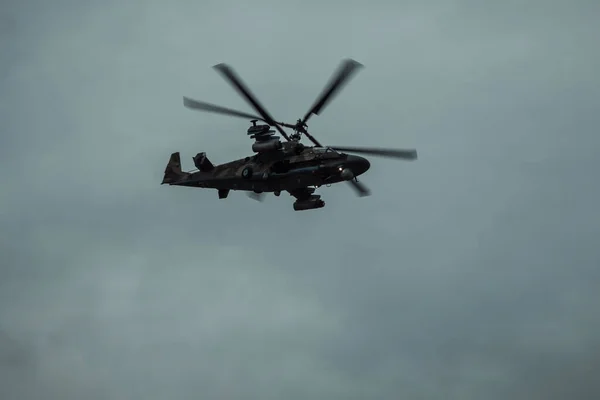 Полет Военного Вертолета Облачном Небе Маневры Армейские Учения Тонирование Виньетирование — стоковое фото