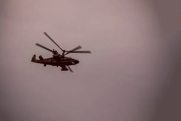 Ελικόπτερο Πτήσει Περιστρεφόμενες Λεπίδες Στρατιωτικές Ασκήσεις Δράση Εισβολή Γκρίζος Ουρανός — Φωτογραφία Αρχείου