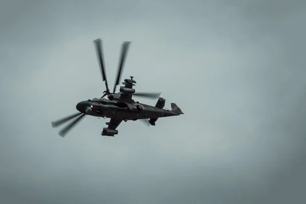 Helikopterflygning Underifrån Militära Manövrar Övningar Grå Himmel — Stockfoto