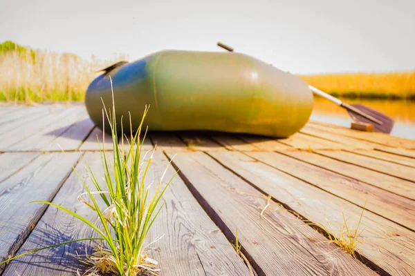 Rubber Boat Oar Wooden Pier Foreground Green Grass Silence Serenity — Stock Photo, Image