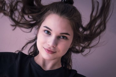 Hafiflik, endişe yok, kafamın içinde bir rüzgar. Güzel, gülümseyen bir kızın yüzü. Düz görünüş, uzun uçan saç. Eğlence, coşku, iyi ruh hali. Mor tonlama.