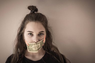 Bir kızın portresi, ağzı parayla mühürlenmiş. Oy vermeye, eşitsizliğe, rüşvete, suçun örtbas edilmesine, sessizliğin ödenmesine izin verilmez. Uzayı kopyala, vignetting.