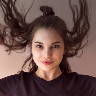 Güzel bir Avrupalı yüz, yeşil gözler, uzun saçlar, hafif bir gülümseme. Gençlik, dikkatsizlik, ilgisizlik, sersemlik. Gündüz vakti yan aydınlatma.