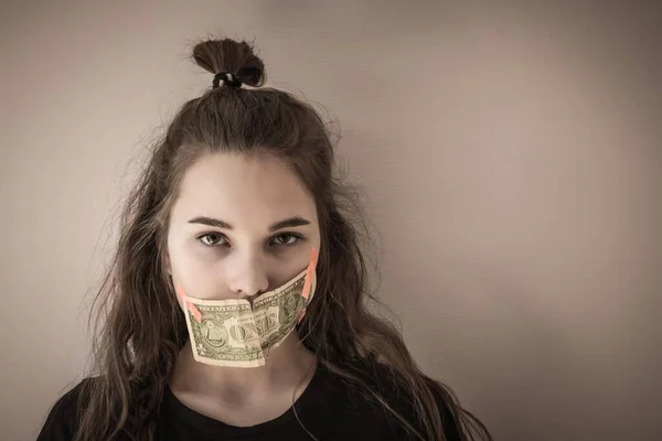 Portret Van Een Meisje Mond Verzegeld Met Geld Geen Stemrecht — Stockfoto