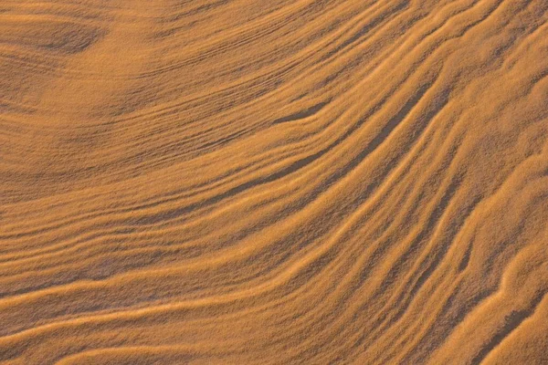 Естественная Текстура Песка Теплые Коричневые Оттенки Волнистые Линии Разных Размеров — стоковое фото