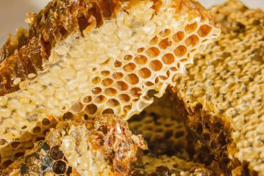 Balmumuyla kaplı arı peteği, taze balın içinde. Arılarla yararlı bir ürün, soğuk algınlığı için bir ilaç. Makro fotoğrafçılık.