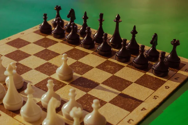 Игра Шахматы Первый Ход Белой Пешки Выравнивание Сил Начало Комбинации — стоковое фото