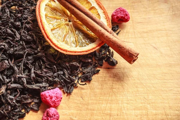 Μαύρο Τσάι Ποικιλία Συλλογής Επιλεγμένα Φύλλα Κοντινά Συμπληρώματα Φρούτων Ένα — Φωτογραφία Αρχείου