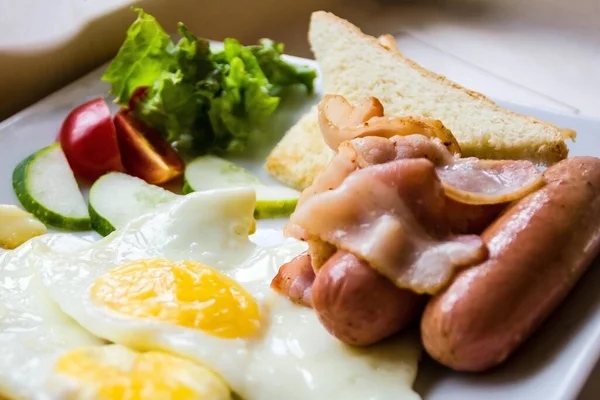 Traditional American Breakfast Fried Eggs Bacon Appetizing Foods White Plate — Stock Photo, Image