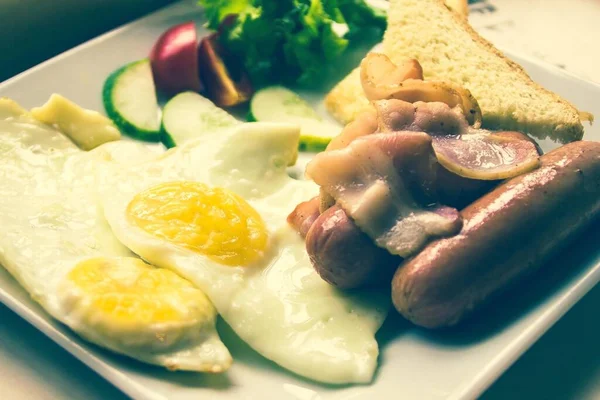Plato Blanco Desayuno Americano Tradicional Tocino Salchichas Dos Huevos Fritos — Foto de Stock