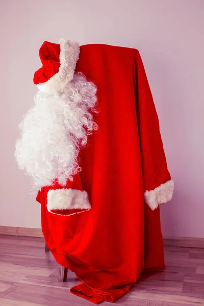 圣诞老人的衣服挂在椅子上 一个长长的白胡子 一顶有毛的帽子 一件红色的大长袍 实现你的家人 魔术师般的工作的梦想 一切都掌握在你的手中 — 图库照片