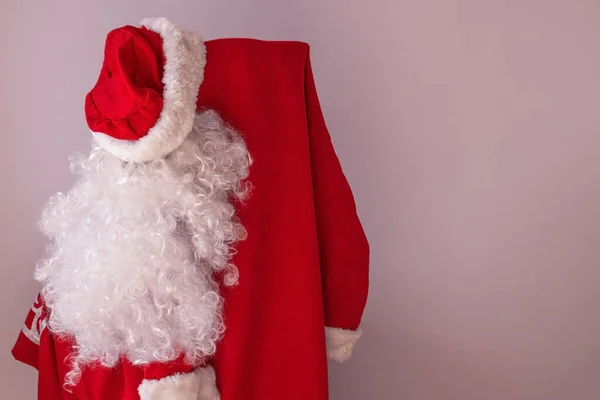 圣诞老人的红色西服挂在椅子上 有一个节日 一个满足欲望和接受礼物的时间 丁香着色 — 图库照片