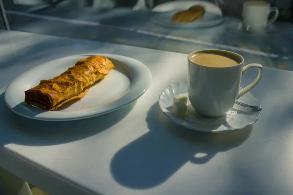 Pencerenin Yanındaki Beyaz Bir Masada Bir Fincan Kahve Pişirilmiş Bir — Stok fotoğraf