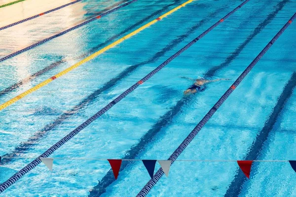 Água Azul Piscina Cidade Nadador Solitário Debaixo Água Primeiro Plano — Fotografia de Stock