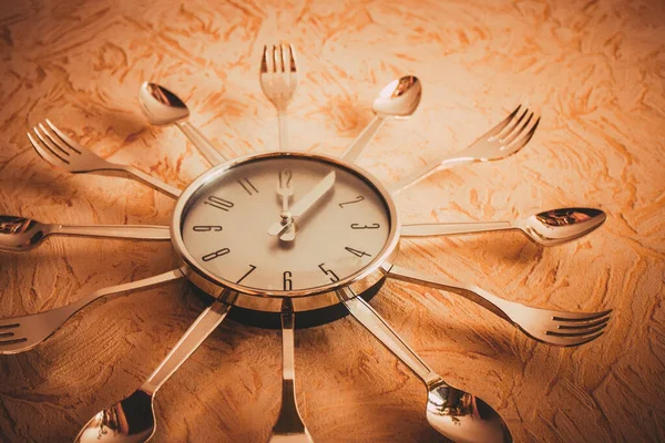 Reloj Pared Muestra Mediodía Esfera Está Decorada Con Cubiertos Dieta —  Fotos de Stock