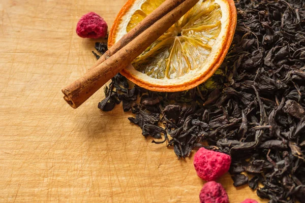 伝統的なホットドリンクの準備のための成分 選択の紅茶 果物のサプリメントの数の大きな葉 キッチンナイフから傷の軽い木製の表面 — ストック写真