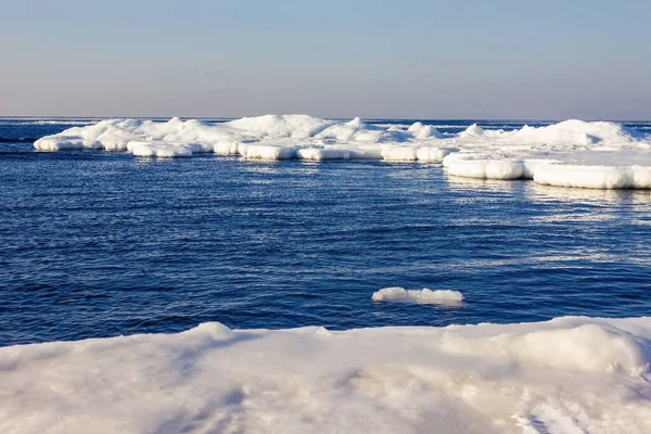 Glaces Flottantes Surface Eau Paysage Marin Journée Ensoleillée Saison Froide — Photo