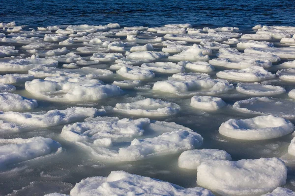 Mały Biały Lód Pierwszym Planie Oddali Czysta Niebieska Woda Zatoka — Zdjęcie stockowe