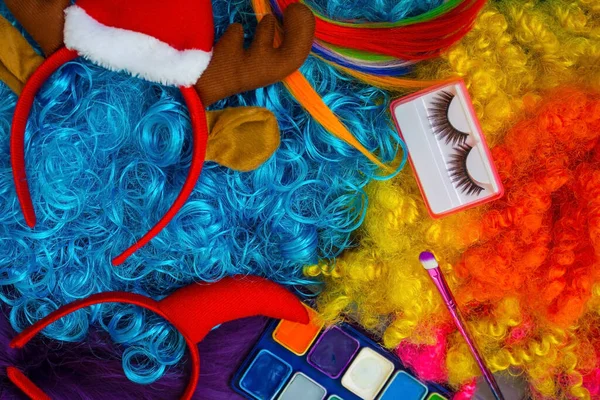 Parlak Renkli Peruklar Makyaj Malzemeleri Yapay Kirpikleri Kafasında Süslemeler Yeni — Stok fotoğraf