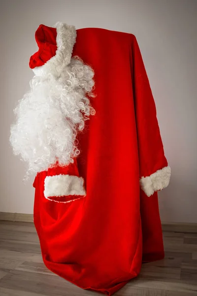 Red Suit Santa Claus Hangs Chair Soon Holiday Preparation Search — 图库照片