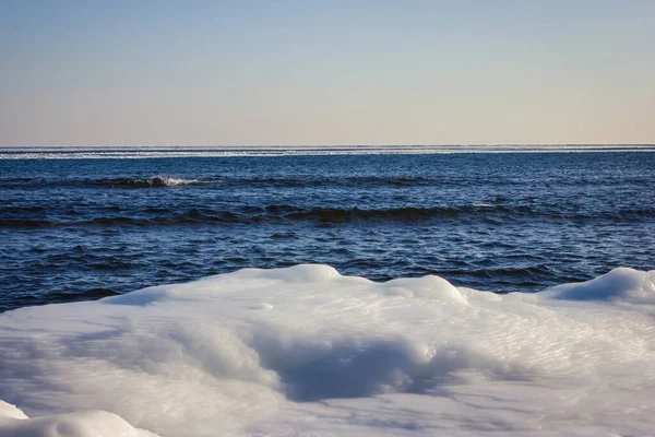 북쪽의 차가운 바다는 얼음으로 있습니다 앞쪽에는 지평선을 이루고 — 스톡 사진