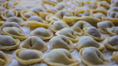 Çiğ hamur tatlısı, evde yakın plan yapılmış. El kalıbı, ulusal Rus mutfağı. Et ve hamur yemeği..