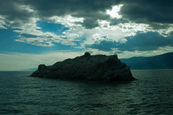 Isla Piedra Mercado Aves Medio Del Lago Baikal Nubes Trueno —  Fotos de Stock