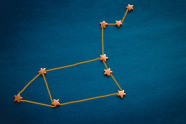 Mavi arkaplanda sarı yıldızlar, burç takımyıldızı. Ağustosta doğacak çocuğun kehaneti. Vignetting, kopyalama alanı. Resim yazar tarafından yapılmıştır..