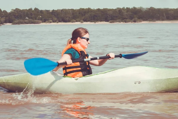 Fille Gilet Sauvetage Dans Les Mains Une Pagaie Faire Kayak — Photo