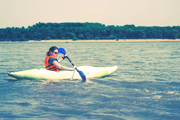 Girl Kayak Floating River Water Away Shore Trees Sand Summer — Stock Photo, Image