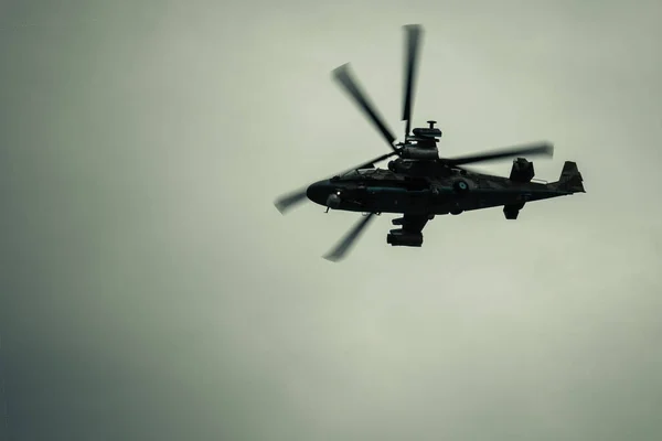 Полет Вертолета Фоне Густых Облаков Вторжение Военные Операции Агрессия Воздуха — стоковое фото