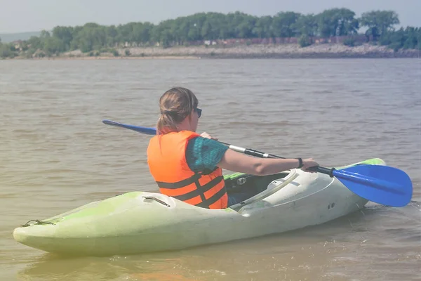 Sportswoman Rowing Kayak Active Leisure Summer Nature Away Shore Trees — Stock Photo, Image