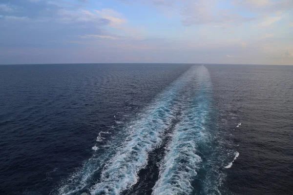 The wake of a cruise ship's at sea — Stock Photo, Image