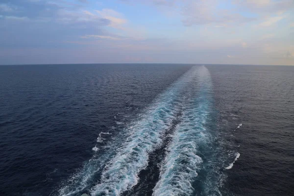 A cruise ship wake,leaving it all behind.jpg — Stock Photo, Image