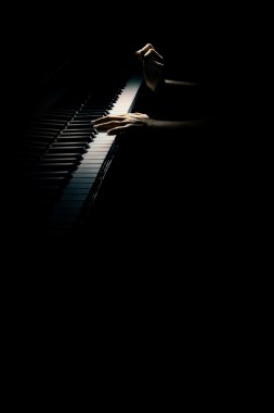 Piyano çalar piyanist eller izole
