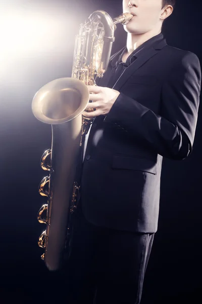 Saxophone player Saxophonist playing sax baritone — Stock Photo, Image