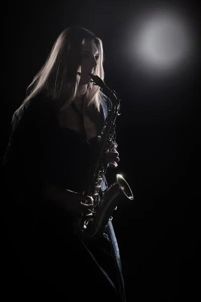 萨克斯玩家萨克斯管吹奏者玩 sax 女低音 — 图库照片