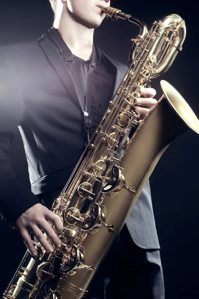 Saxophone player Saxophonist playing sax baritone — Stock Photo, Image