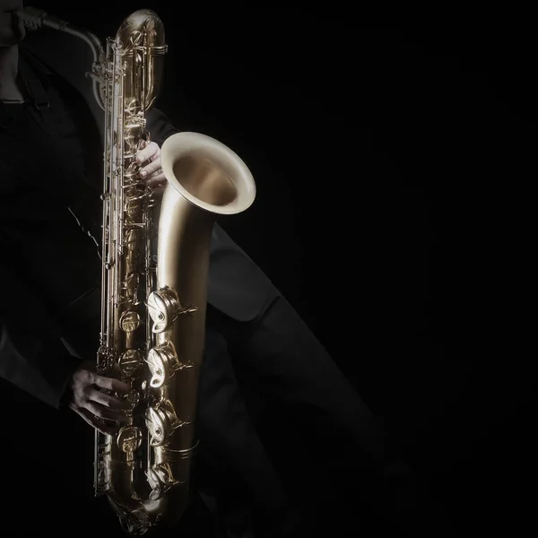 Saxofonista Saxofonista con saxofón barítono — Foto de Stock