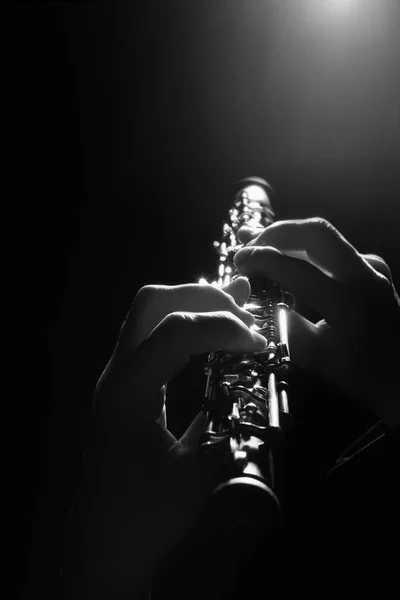 Oboé jogador oboísta mãos. Instrumentos musicais — Fotografia de Stock