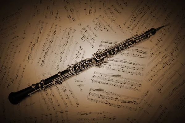 Oboe con notas de hoja de música — Foto de Stock