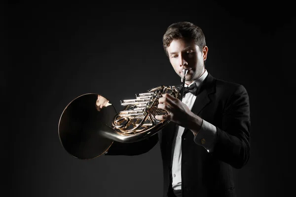 Reproductor de cuerno francés tocando instrumento de música —  Fotos de Stock