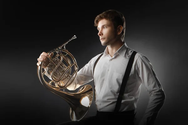 Francês trompetista tocando instrumento de música — Fotografia de Stock