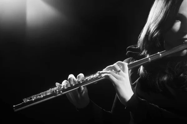 Flüt çalar flütçü klasik müzisyenler flüt enstrüman çalmaya — Stok fotoğraf