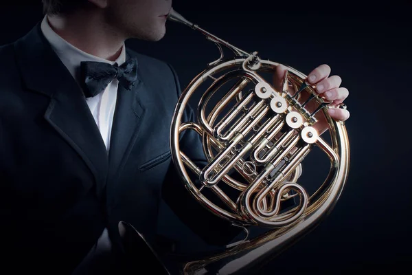 Валторни музичний інструмент гравець класичного музиканта — стокове фото