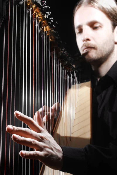 Harpa-spelare. Harpist händer spelar irländsk harpa strängar — Stockfoto