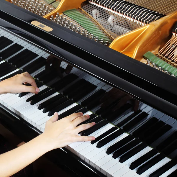 Mãos de pianista tocando piano — Fotografia de Stock