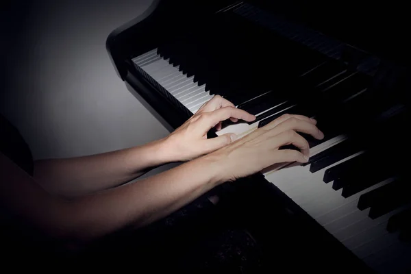 Пианист играет руками — стоковое фото